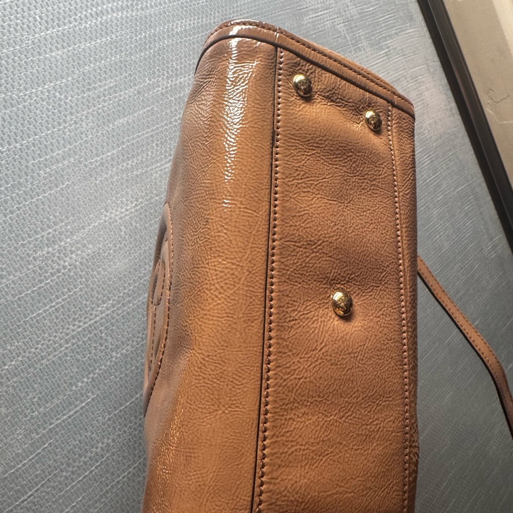 Patent leather Gucci Soho. The measurements are about: 9” tall, 13” wide and 5” - Picture 6 of 7